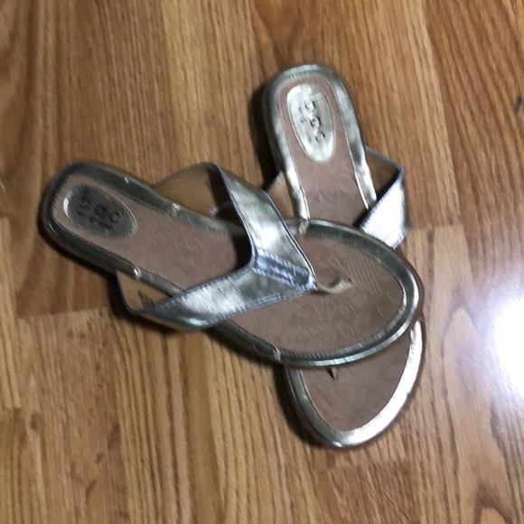 Born Concept Women's B.O.C. Gold Zita Flip Flops toe post Size 9 - Picture 1 of 5